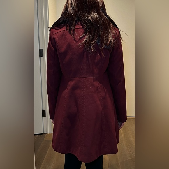 DOROTHY PERKINS burgundy coat with black fur detachable collar. - Picture 4 of 5